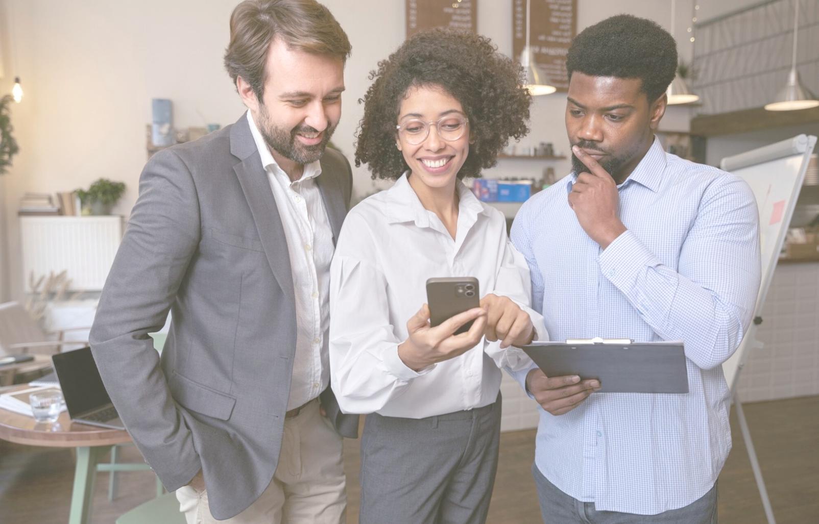 Équipe travaillant sur l'identification de signaux de marché