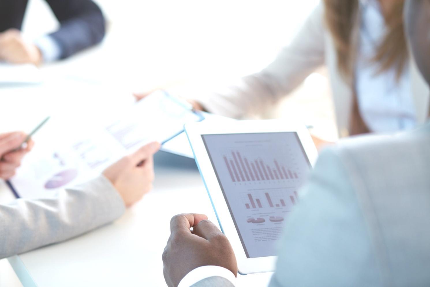 Analyse approfondie des tendances financières sur écrans multiples